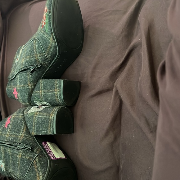 ShoesBootiesIndigo Flannel Plaid Floral Gray Embroidered Ankle Booties size 8 - Picture 2 of 3